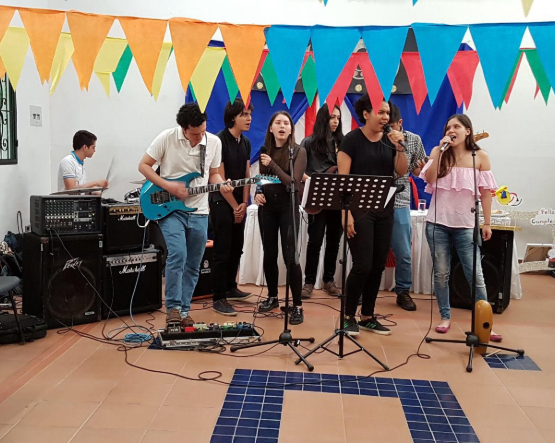 Imagen del grupo Ensamble Fusión de Unibagué en la foto están todos los integrantes interpretando una canción