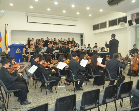 Imagen de la orquesta sinfónica de Unibagué ensayando en el Auditorio de la U