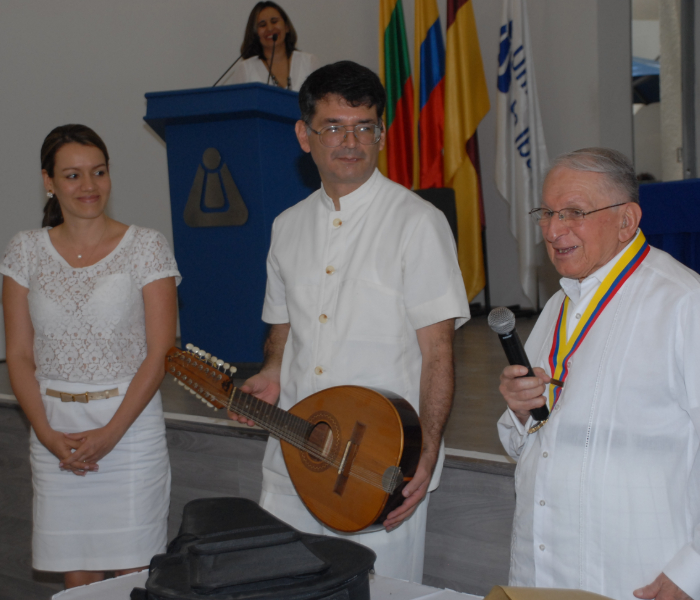 donación de la bandola a la colección Alfonso Viña Calderón, el instrumento lo recibe el rector Alfonso Reyes 